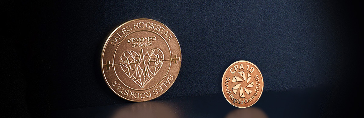 Pin de lapela ou medalha: qual usar no programa de reconhecimento da sua empresa (e quando combinar os dois)